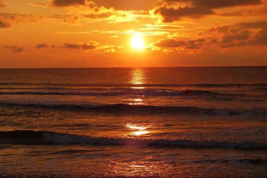 Bild eines Sonnenuntergangs am Meer in Holland.