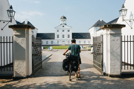 Bild eines Fahrradfahrers bei der Einfahr in Schloss Gråsten.