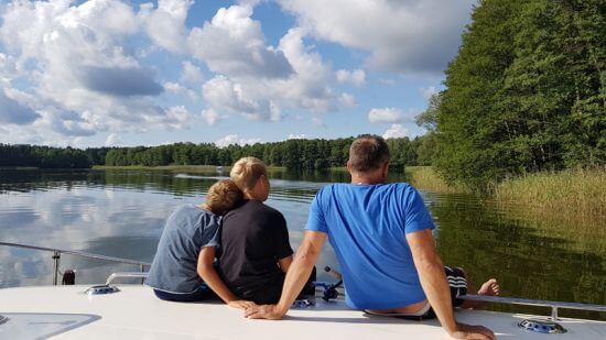 Bild einer Familie auf einem Hausboot.