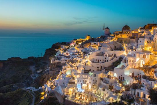 Blick auf den Ort Oia bei Sonnenuntergang.