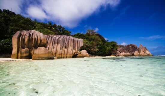 Bild eines Strands mit Felsen auf der Seychellen-Insel Praslin.