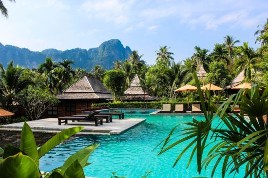 Foto eines luxuriösen Pools in Ao Nang, Thailand.