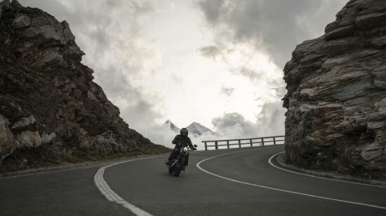 Motorradfahrer beim Überqueren eines Bergpasses.
