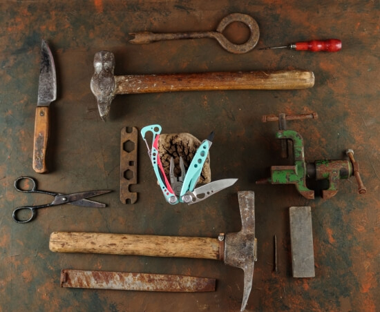 Diverse Werkzeuge, unter anderem ein Multitool von Leatherman.