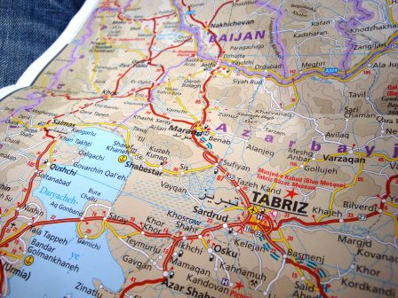 Hoppla, über 1.000 Euro  für eine Iran-Landkarte in überschaubarer Qualität und auf den Knien liegend fotografiert - die gibt's nur, wenn die Rechtsinhaberschaft nicht einfach nur behauptet wird... [Quelle: Iran-Bericht von Patric und Urs]