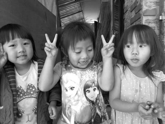Drei lachende Kinder im Dorf Mae Sa Mai in Nordthailand.