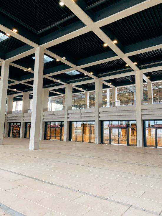 Frontansicht des Flughafens Berlin Brandenburg mit moderner