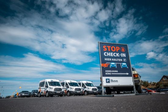 Parkplatz mit mehreren Shuttle-Bussen von