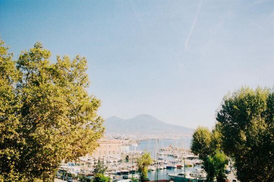 Panoramablick über Neapel mit dem Vesuv im Hintergrund.