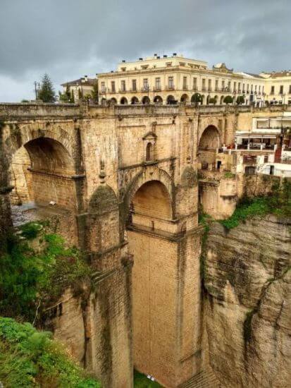 Die Brücke von Ronda verbindet die Stadtteile.