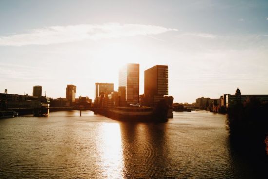 Blick auf Düsseldorf vom Rhein aus.