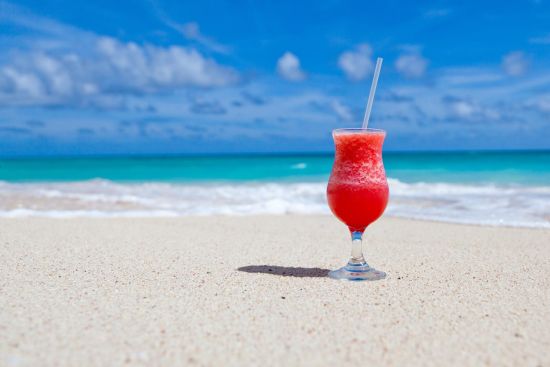 Cocktails trinken am Strand.