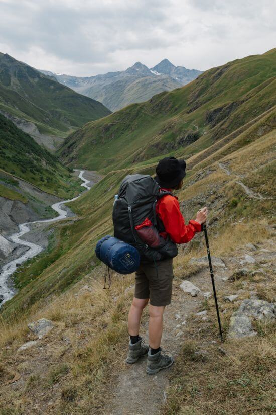 Ein Wanderer im georgischen Kaukasus vor dem beeindruckenden Horizont.