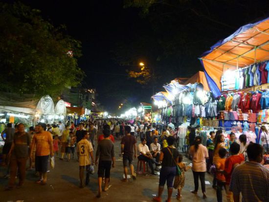 Ab 12h Mittags war hier Feststimmung in einer Lautstaerke, die ich noch nicht mal von Spanien kannte