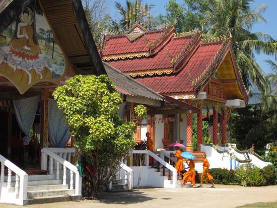 Farbenpraechtige Tempel gibt es fast an jeder Ecke ....