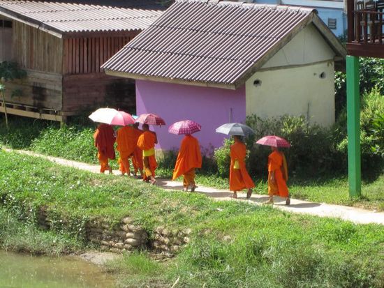 ... und die Moenche mit ihren orangenen Gewaendern sieht man ueberall