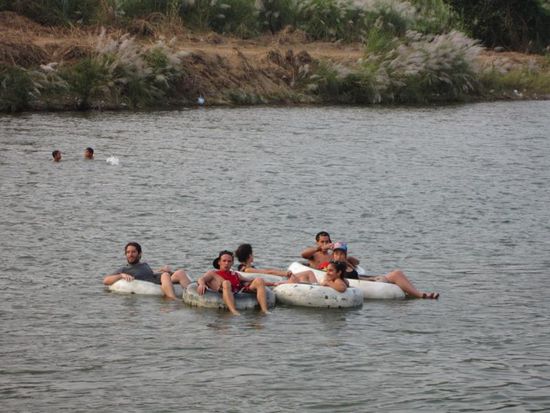 Tuben in Vang Vieng ist ein Muss!!! Es macht aber auch wirklich Spass, sich mal nur treiben zu lassen.
