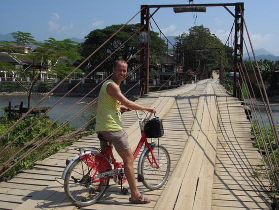 Bjorn bei unserer Fahrradtour - das Laecheln ist aber nicht echt, er war ziemlich sauer, weil die Wege so schlecht waren und man eigentlich zu Fuss schneller gewesen waere 