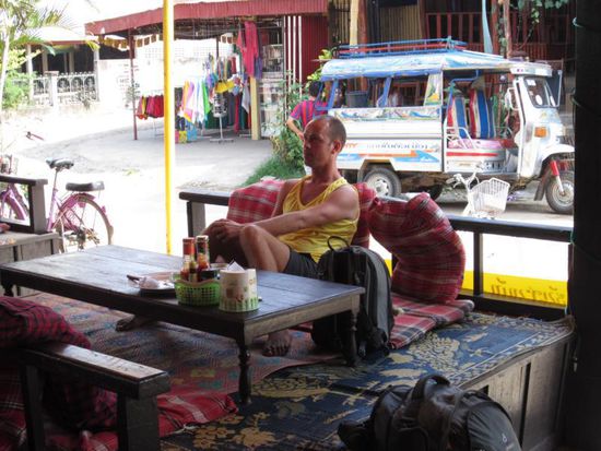 Dafuer hat er dann umso lieber stundenlang in der Banana-Bar gesessen und in einer Endlosschleife die Folgen von "Friends" angeschaut