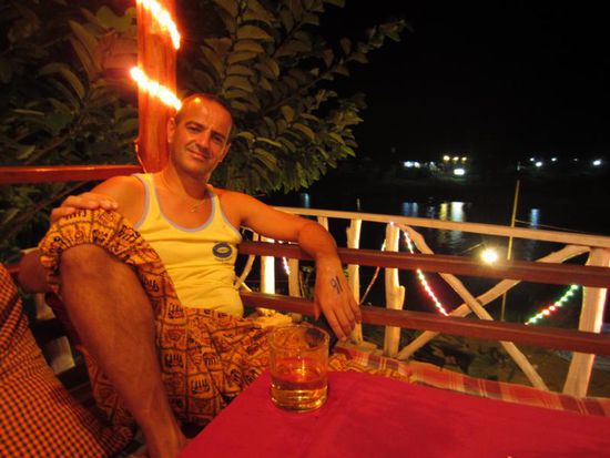 und abends bei einem Lao-Beer den Sonnenuntergang genossen habe.