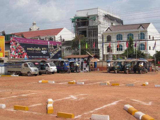 ... zum Busbahnhof ausserhalb der Stadt (wie hier in Vientiane)...