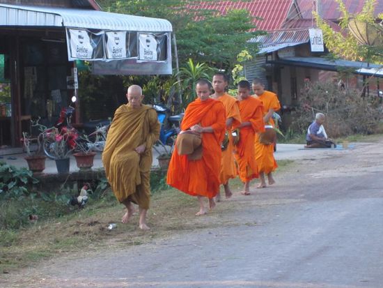 Die Moenche auf ihrem Bettelgang - immer puenktlich um 6h morgens.
