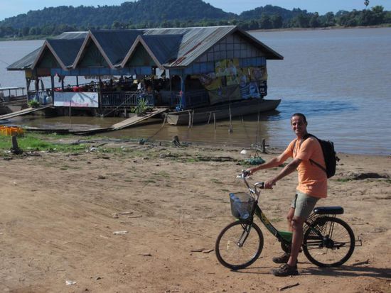Tom auf dem Kinderfahrrad - leider war das schon das groesste Rad, das wir kriegen konnten, aber fuer ein paar km war es ok.