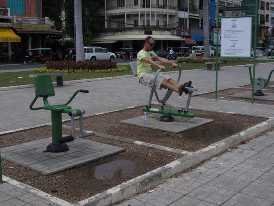 Bjorn beim Fruehsport an den oeffentlichen Fitnessgeraeten am Mekong