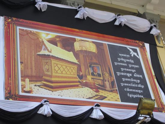 Die Trauerfeierlichkeiten fuer den kuerzlich verstorbenen Koenig dauern mehrere Wochen und werden per Bildschirm nach aussen uebertragen.