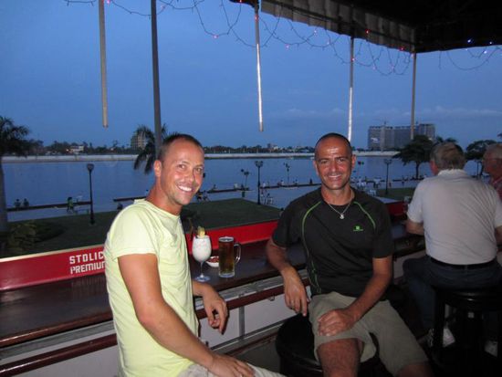 Ein letzter Sundowner am Mekong. Die letzten 3 Wochen sind wir immer an diesem Fluss entlanggereist und verlassen ihn nun morgen Richtung Siem Reap.