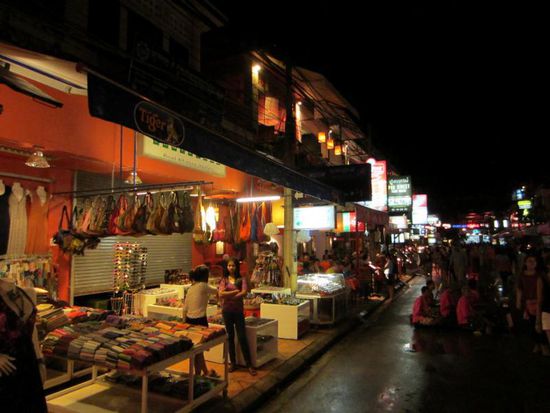 ... mit vielen kleinen Restaurants, Shops und Bars...