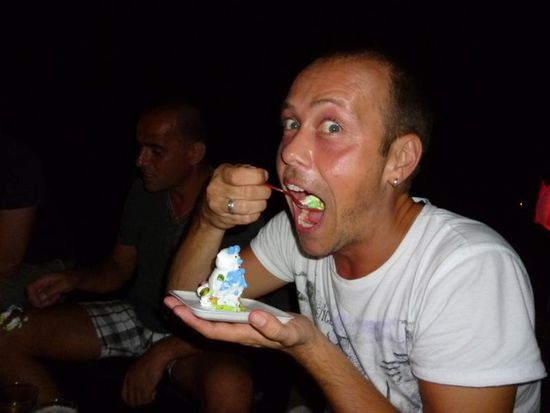 ... gabs dann das erste Stueck fuer das Geburtstagskind. Danach bekamen alle auch alle  anderen der Bar etwas ab.