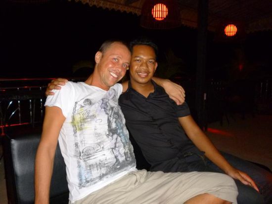 Es war ein echt gelungener Abend dank des tollen Teams der Bar - hier Bjorn mit dem Manager.