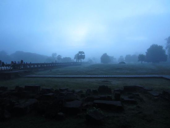 Morgens um 5.30h am Angor Wat, der noch im Nebel liegt...