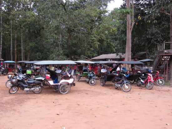 Vor dem Tempel warteten dann immer unzaehlige Tuk Tuks auf ihre Mieter...