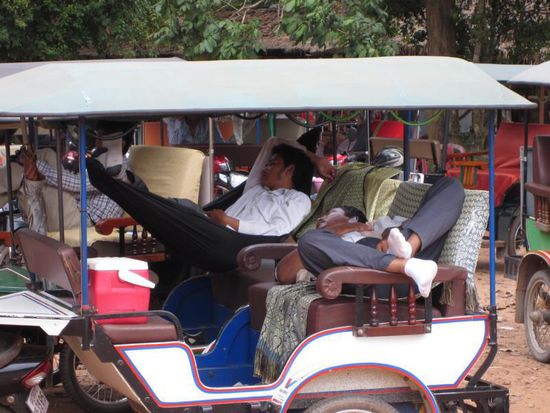 ... meist verschliefen die Fahrer die Zeit oder spielten Karten.