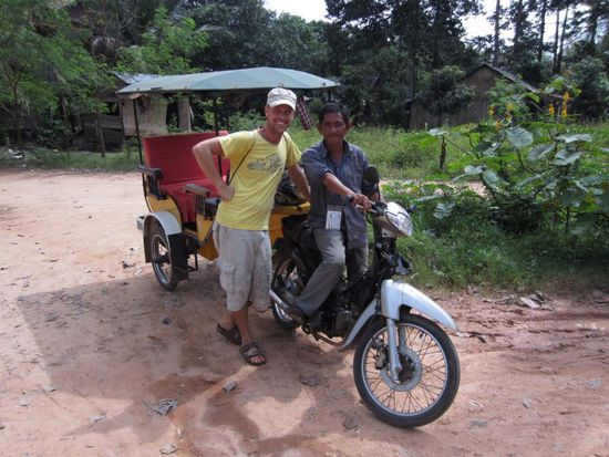 Bjorn mit unserem Tuk-Tuk Fahrer, der uns treu 2 Tage von Tempel zu Tempel gefahren hat.