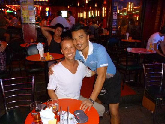 Dies ist uebrigens unser Lieblingkellner Wit, der uns nach 3 Jahren sofort wiedererkannt hat. Ich frage mich echt, was wir damals fuer einen Eindruck hinterlassen haben 