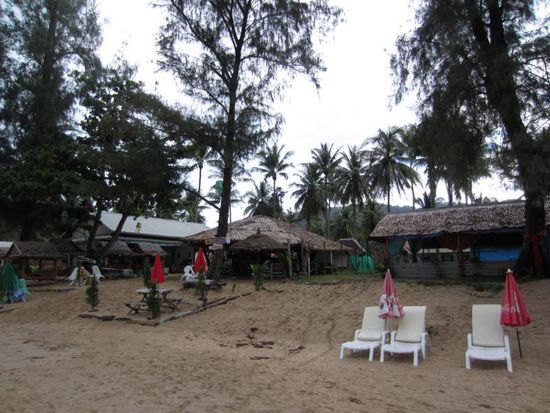 Die Restaurants am Strand sehen hier zwar etwas verfallen aus, sind am Abend aber echt gemuetlich.