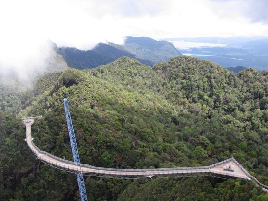 Dies ist die waghalsige Bruecke, die beide Aussichtspunkte verbindet.