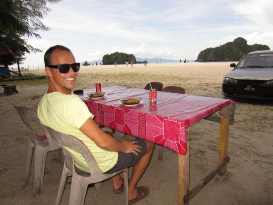 Kurzes Mittagsessen am menschenleeren Tanjung Rhu Beach.