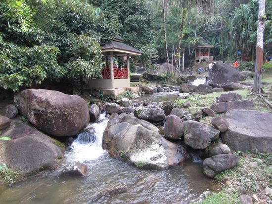 ... an dem die Einheimischen in diesen Haeuschen gerne Picknick machen.