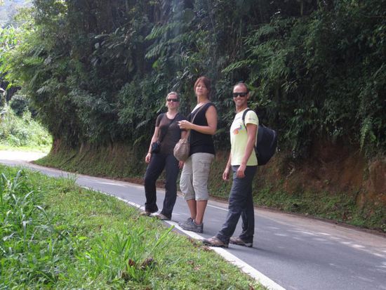 Froh, wieder eine Strasse unter den Fuessen zu haben und weiter...