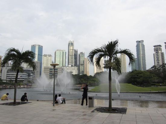 Der KLCC Park in Kuala Lumpur mit der Skyline im Golden Triangel