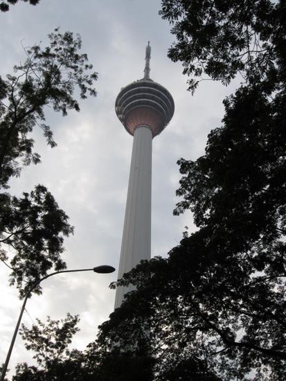 Der KL Tower, von dem die Aussicht über die Stadt noch besser sein soll - leider nicht an diesem Tag, da es fast ständig regnete,
