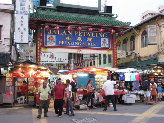 Der Eingang zur Petaling Street, der quirligsten Straße in Chinatown.