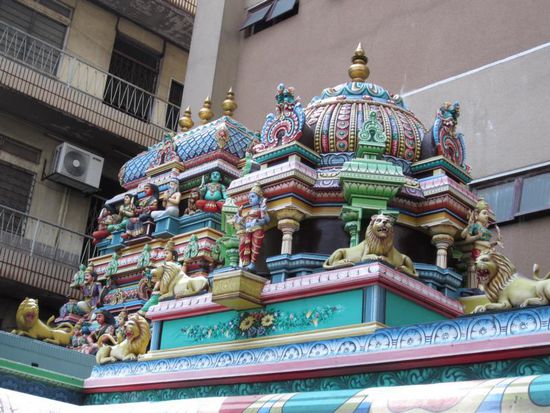 Eine der Ecksäulen des hinduistischen Sri Mahamariamman Tempel...