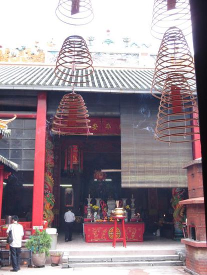 ... und ein paar Häuser weiter ein chinesischer Tempel. Gotteshäuser jeder Religion findet man reichlich in KL.