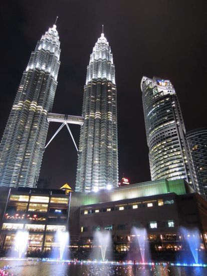 Am Abend sehen die Twin Towers am prächtigsten aus...