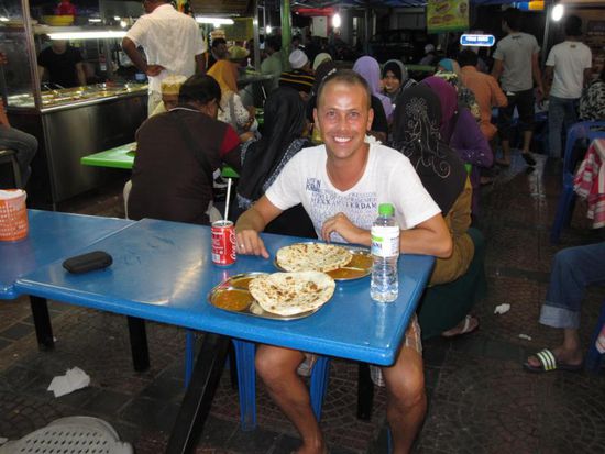 Nach einem langen Sightseeing-Tag stärkt man sich am besten an einem der vielen Strassenstände - wie hier in Little India bei frisch gebackenem Naanbrot...
